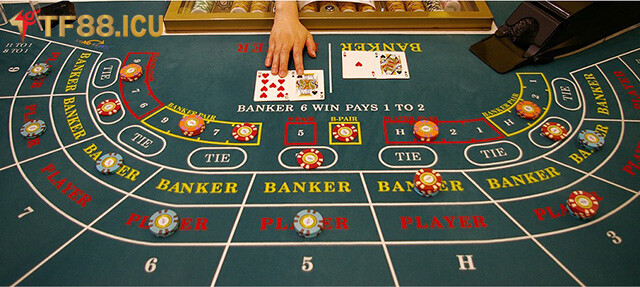 Người chơi chọn 1 trong 3 cửa trên bàn để đặt cược